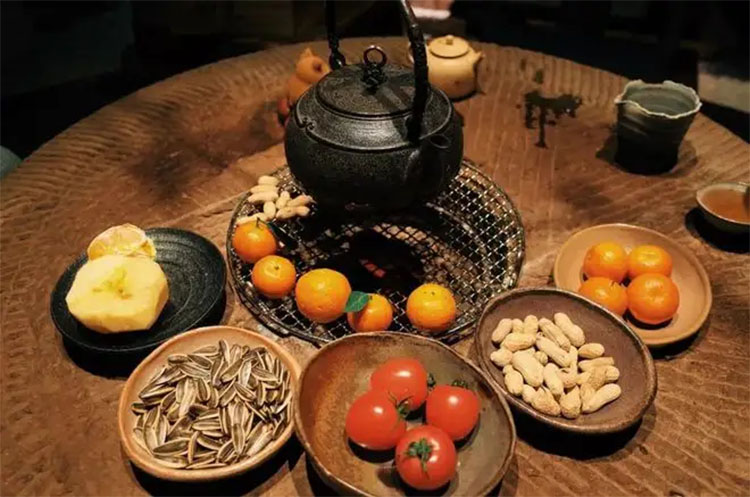 圍爐煮茶：起一爐火，煮兩碗茶，聊三餐四季，話五谷豐登(圖1)